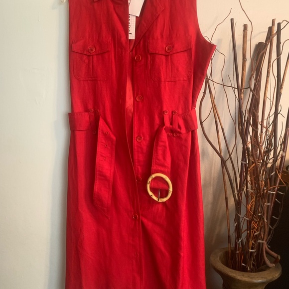 Red sleeveless dress. - Picture 3 of 3